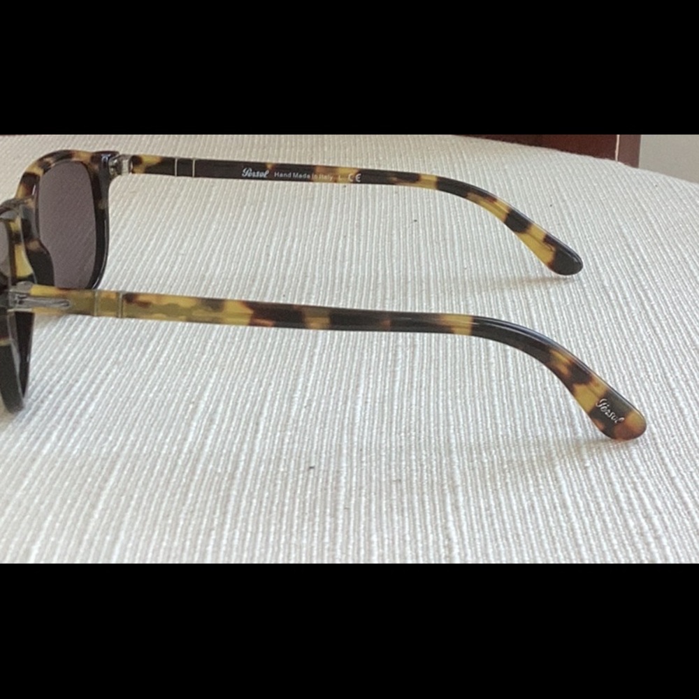 Chic Tortoise Shell Sunglasses - Picture 2 of 4